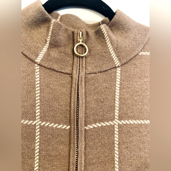 TAHARI NWOT CAPE W/GOLD THREAT DETAIL & GOLD ZIPPER ACCENT SOFT& ELEGANT/MUST HV - Picture 3 of 6